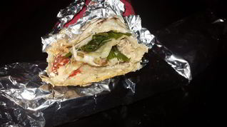 Рецепт Лаваша, запеченного с тунцом, помидорами и сыром