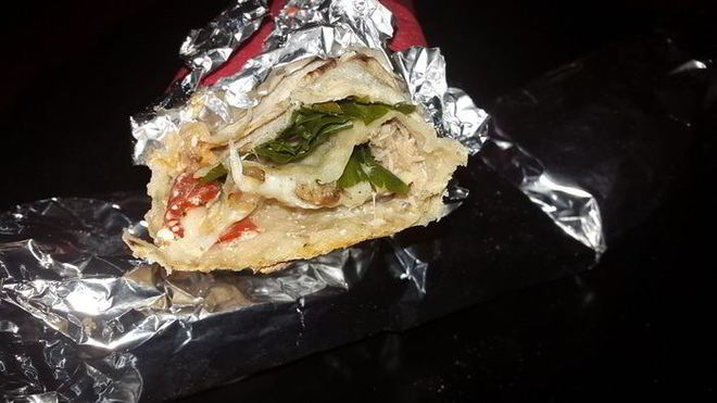 Рецепт лаваша, запеченного с тунцом, помидорами и сыром