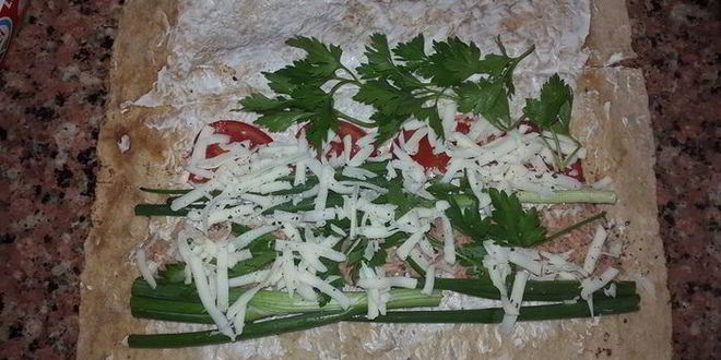 Рецепт лаваша, запеченного с тунцом, помидорами и сыром