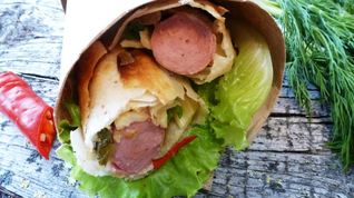 Рецепт Сосиски в лаваше с маринованным огурцом и сыром