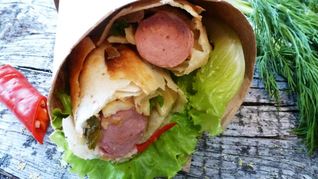 Рецепт Сосиски в лаваше с маринованным огурцом и сыром