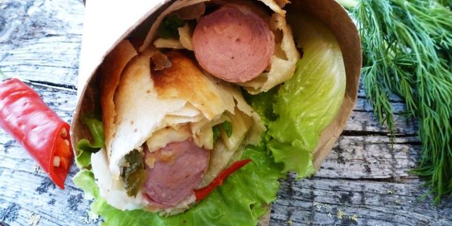 Рецепт Сосиски в лаваше с маринованным огурцом и сыром