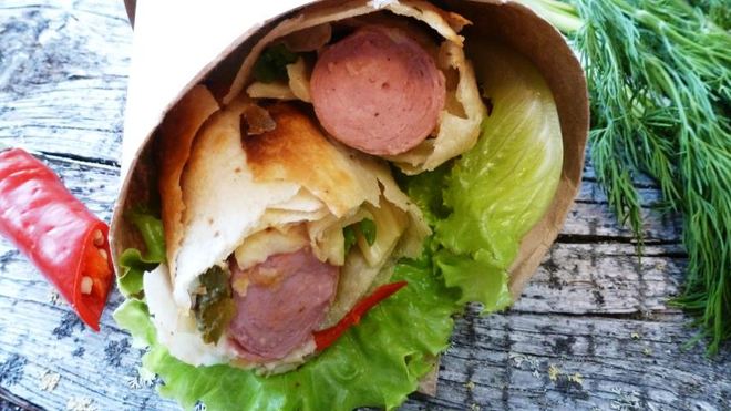 Рецепт сосиски в лаваше с маринованным огурцом и сыром