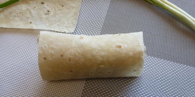 Рецепт сосиски в лаваше с маринованным огурцом и сыром