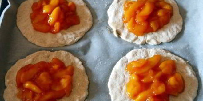 Рецепт фокаччи из гречневой муки с персиками