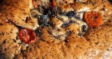 Рецепт Фокаччи с песто, маслинами и перцами пеппердью