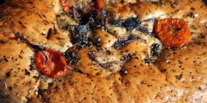 Рецепт Фокаччи с песто, маслинами и перцами пеппердью