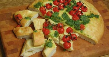 Рецепт Фокаччи с помидорами черри и соусом песто