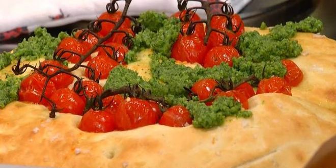 Рецепт фокаччи с помидорами черри и соусом песто