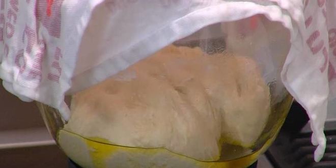 Рецепт фокаччи с помидорами черри и соусом песто