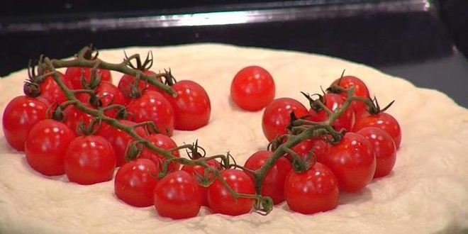 Рецепт фокаччи с помидорами черри и соусом песто