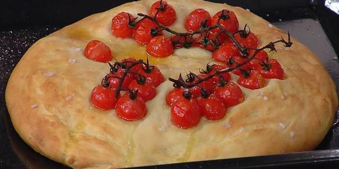 Рецепт фокаччи с помидорами черри и соусом песто