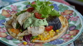 Рецепт Лепешки с курицей и соусом из авокадо