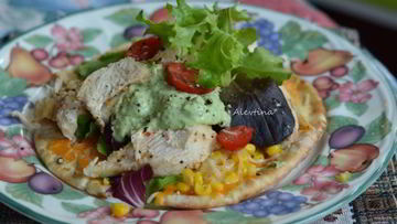 Рецепт Лепешки с курицей и соусом из авокадо