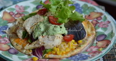 Рецепт Лепешки с курицей и соусом из авокадо