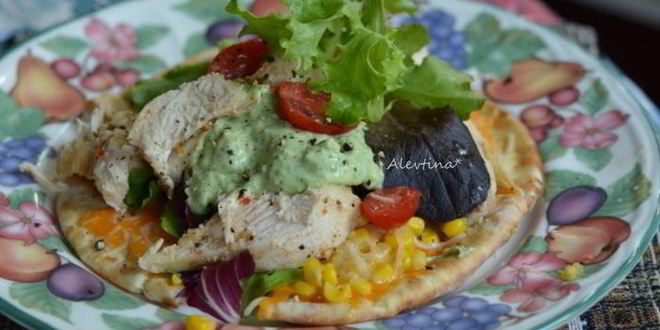 Рецепт Лепешки с курицей и соусом из авокадо