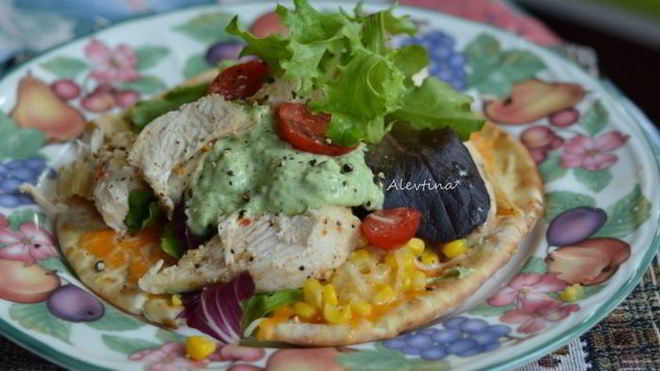 Рецепт лепешки с курицей и соусом из авокадо