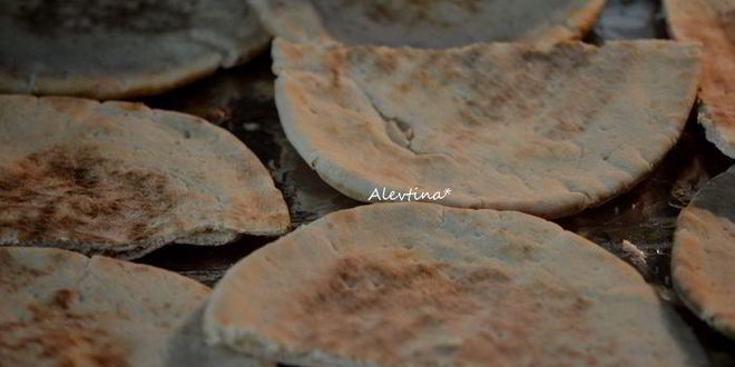 Рецепт лепешки с курицей и соусом из авокадо