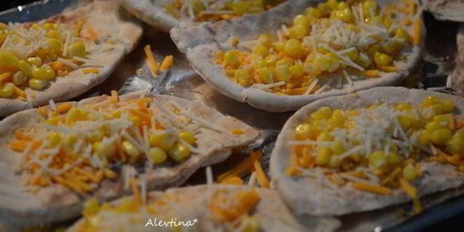 Рецепт лепешки с курицей и соусом из авокадо