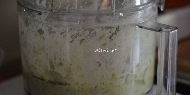 Рецепт лепешки с курицей и соусом из авокадо