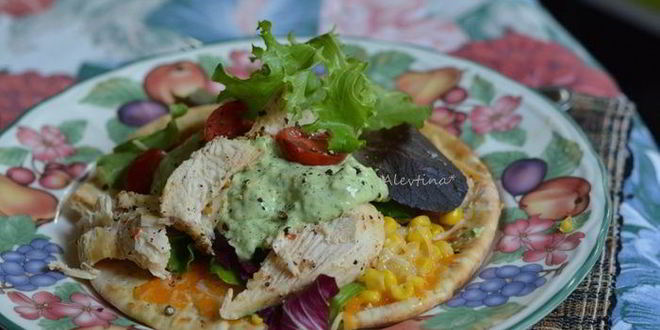Рецепт лепешки с курицей и соусом из авокадо
