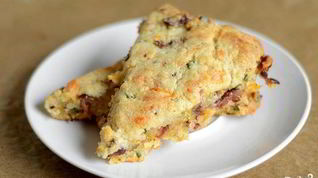 Рецепт Лепешек с беконом, луком и сыром