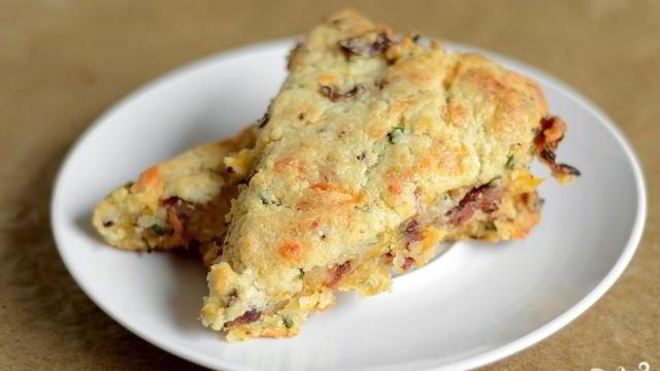 Рецепт лепешек с беконом, луком и сыром