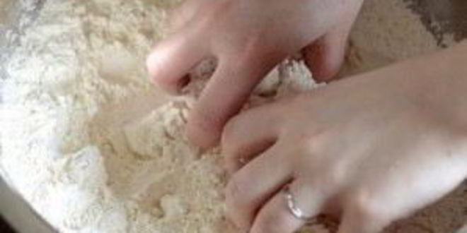 Рецепт лепешек с беконом, луком и сыром