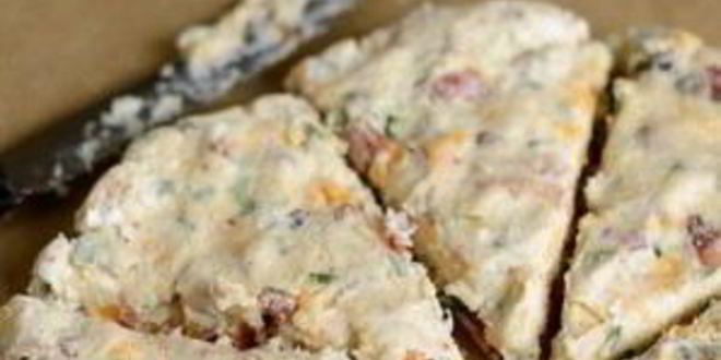 Рецепт лепешек с беконом, луком и сыром