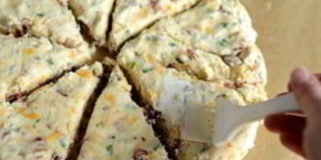 Рецепт лепешек с беконом, луком и сыром