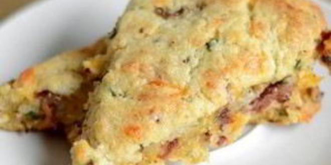 Рецепт лепешек с беконом, луком и сыром