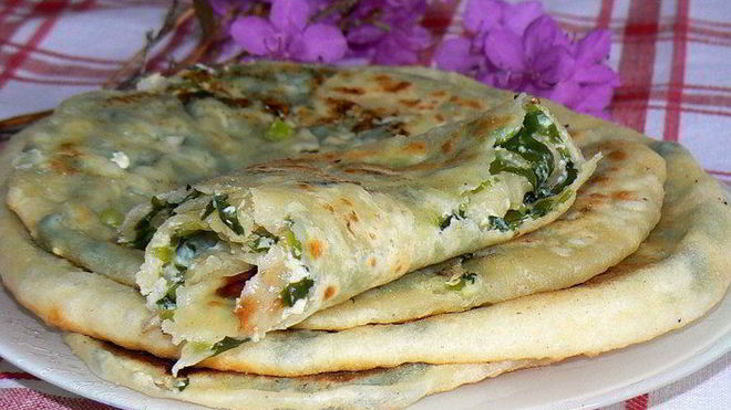 Рецепт осетинских лепешек с черемшой и сулугуни по-сибирски