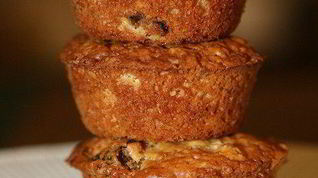 Рецепт Маффинов с апельсиновым соком, орехами и курагой