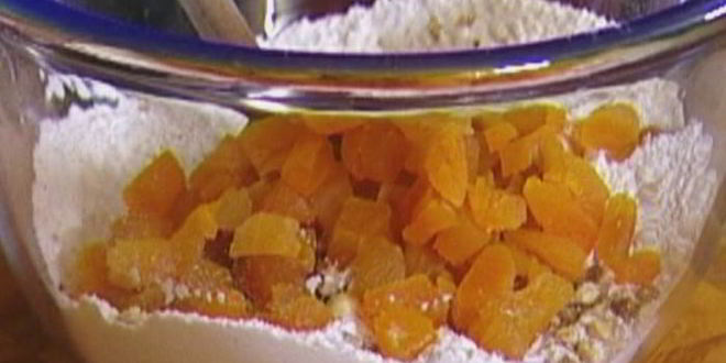 Рецепт маффинов с апельсиновым соком, орехами и курагой