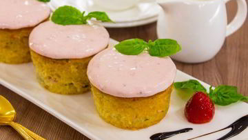 Рецепт Маффинов с клубникой и базиликом на клубничном йогурте