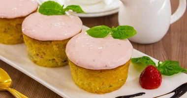 Рецепт Маффинов с клубникой и базиликом на клубничном йогурте