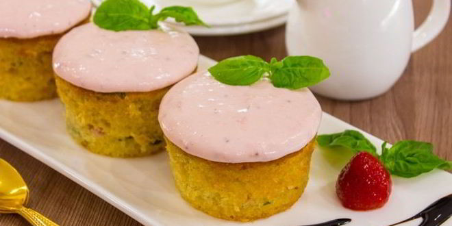Рецепт Маффинов с клубникой и базиликом на клубничном йогурте