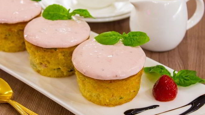 Рецепт маффинов с клубникой и базиликом на клубничном йогурте