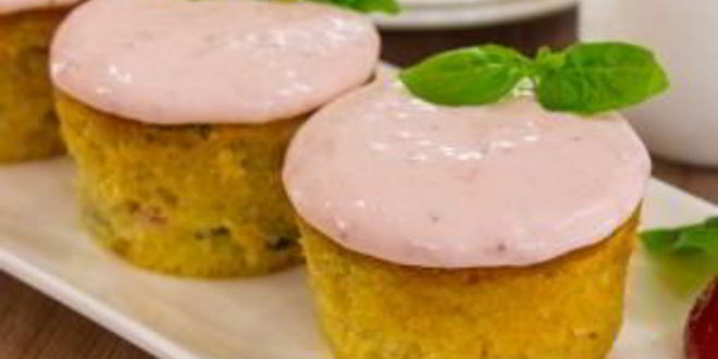 Рецепт маффинов с клубникой и базиликом на клубничном йогурте