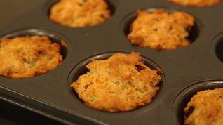 Рецепт Маффинов с копчеными колбасками и сыром