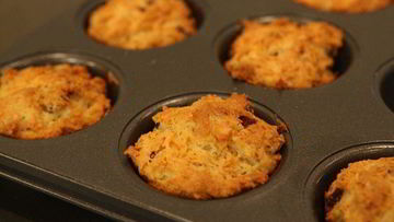 Рецепт Маффинов с копчеными колбасками и сыром