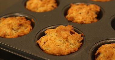 Рецепт Маффинов с копчеными колбасками и сыром