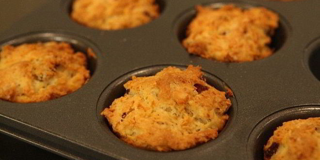 Рецепт Маффинов с копчеными колбасками и сыром