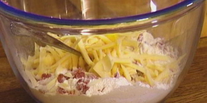 Рецепт маффинов с копчеными колбасками и сыром