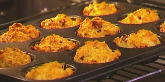 Рецепт маффинов с копчеными колбасками и сыром