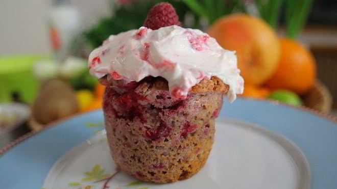 Рецепт миндальных маффинов с малиновым кремом