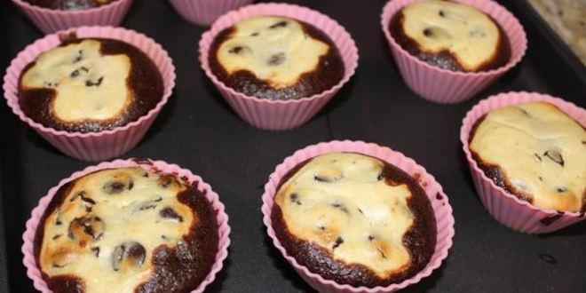 Рецепт шоколадных маффинов с крем сыром