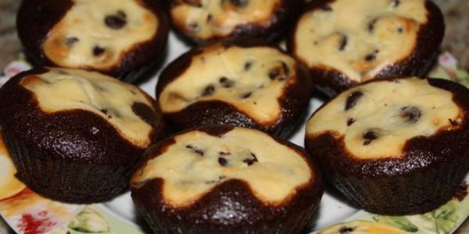 Рецепт шоколадных маффинов с крем сыром
