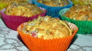 Рецепт Сырных маффинов с копченым мясом и семечками