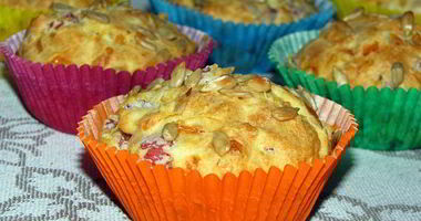 Рецепт Сырных маффинов с копченым мясом и семечками